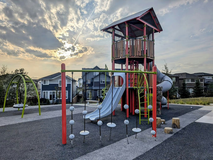 Lucas Cr NW & Lucas Pr NW