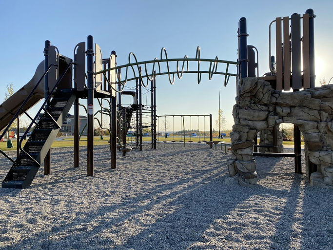 Creekstone Ps SW & Creekstone Wy SW