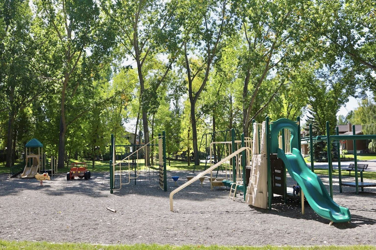 Varsity Estates Rd NW & Varsity Estates Ri NW