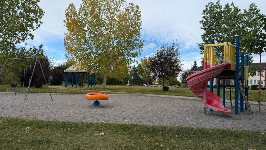 Sarcee Rd SW Playground