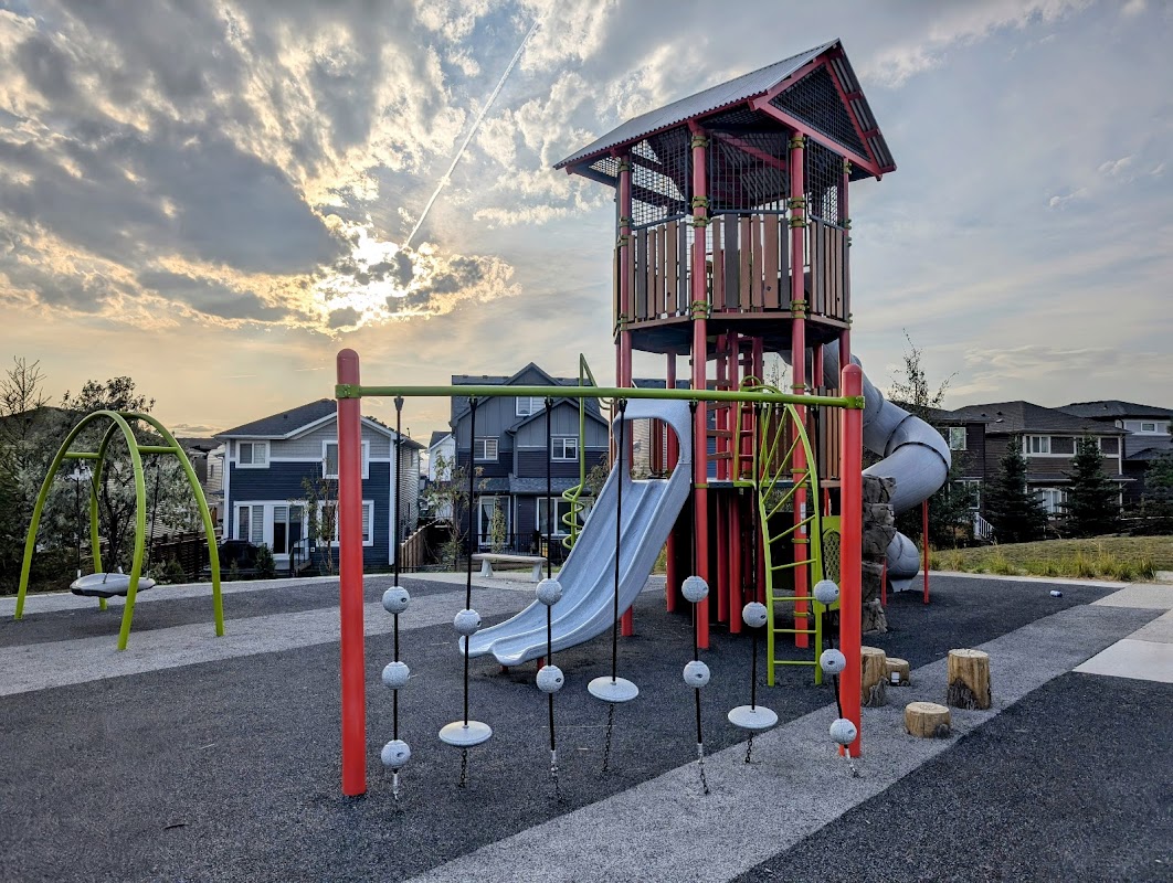 Lucas Cr NW & Lucas Pr NW