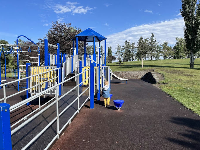 Castleridge Bv NE Playground