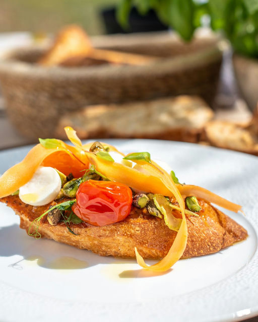 Tartine grillé au délice de carottes et de tomates à la truffe d’été