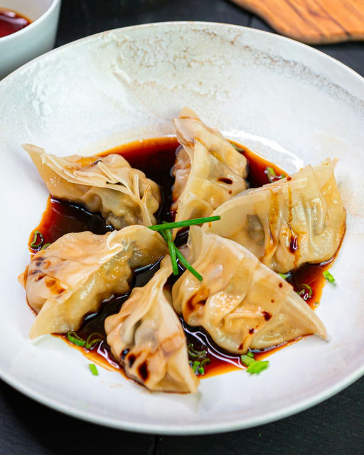 Schwarze Trüffel-Gyoza mit Burgundertrüffel-Sauce