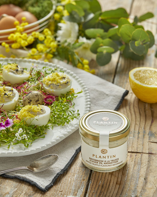 Trüffelmayonnaise-Mimoseier mit schwarzem Trüffelstückchen