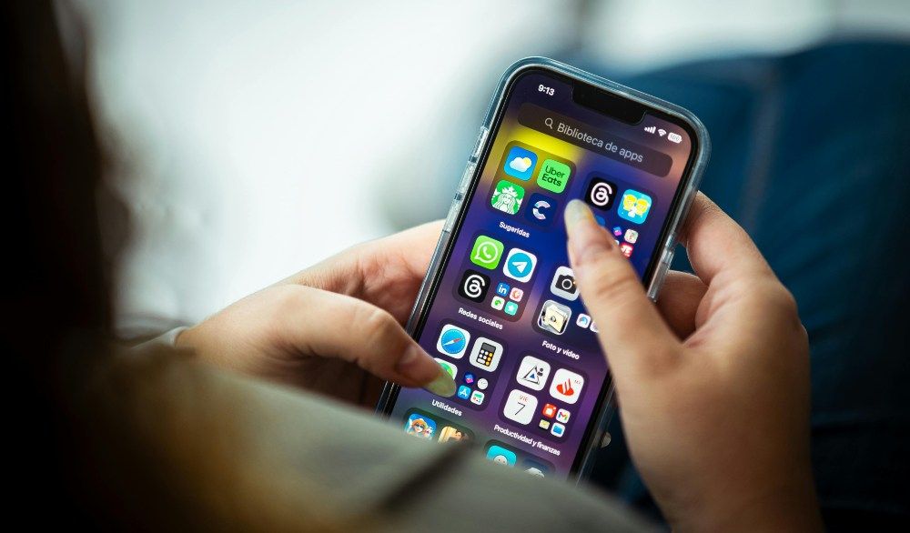 L'IA trasforma il tuo cellulare in una fabbrica di app: impatto sugli store di applicazioni.