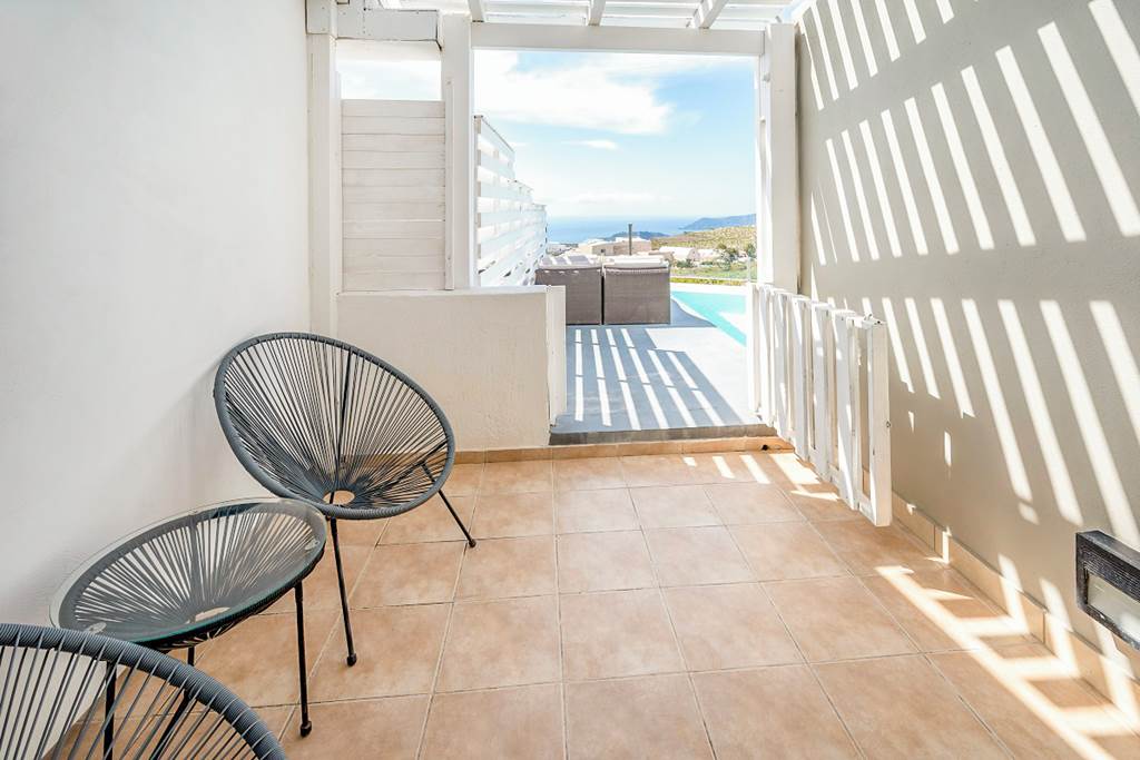 JTR_85364_Smy_Santorini_Suites_&_Villas_0423_04.jpg