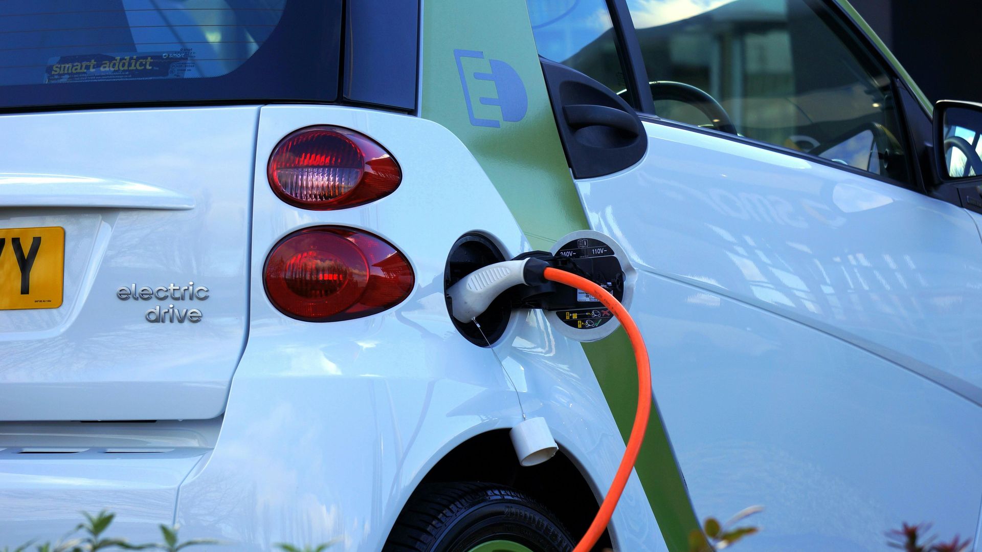 EV vs Hybrid UK Guide: Costs, Emissions & Which Is Best