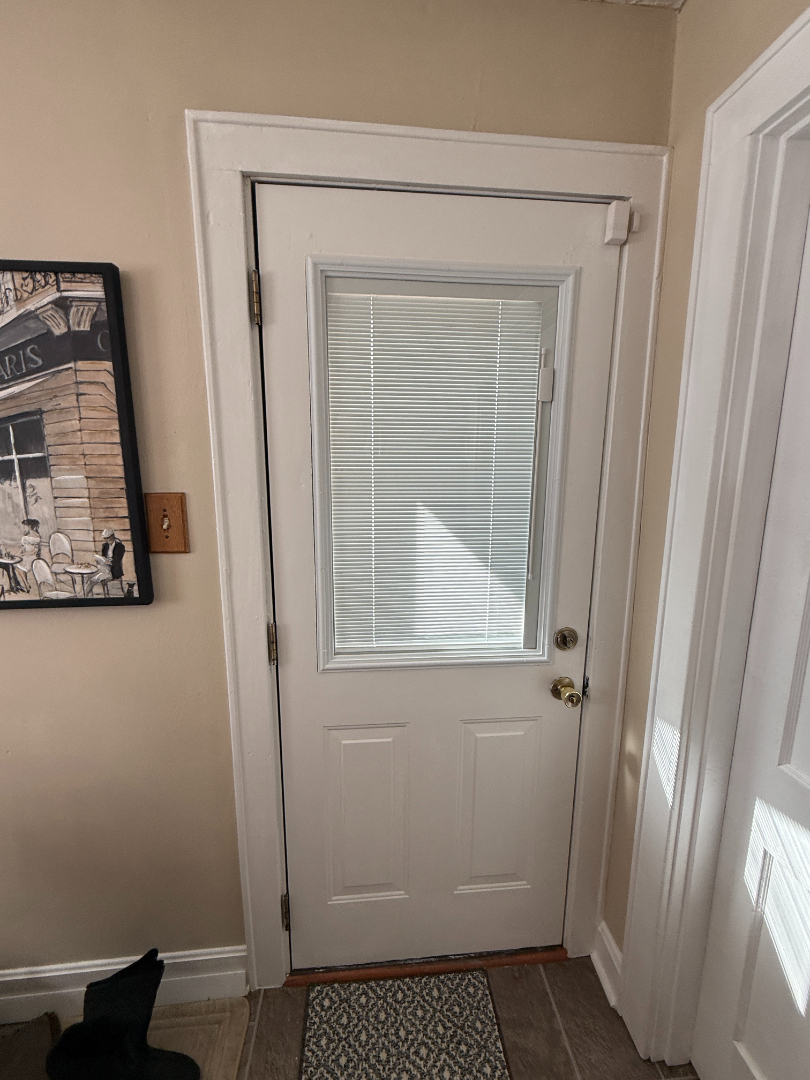 Door glass with built-in blinds installed by Simmonds Blinds and Drapes in Alvaton, KY. Call (270) 550-1334 for decorative door glass solutions.