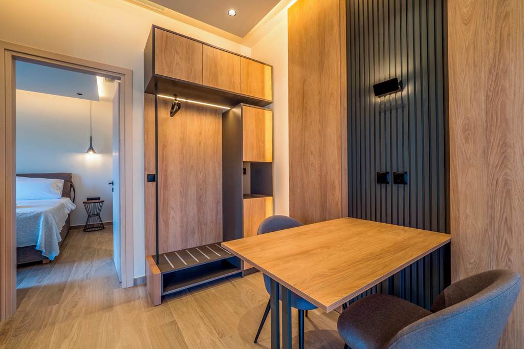 KLX_88385_Unique_Apartments_1124_07.jpg