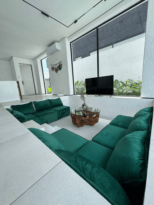 Современная 2BR вилла в Семиньяке с парковкой, sunken lounge и новой техникой — 33 млн/мес