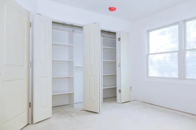 REACH-IN CLOSETS