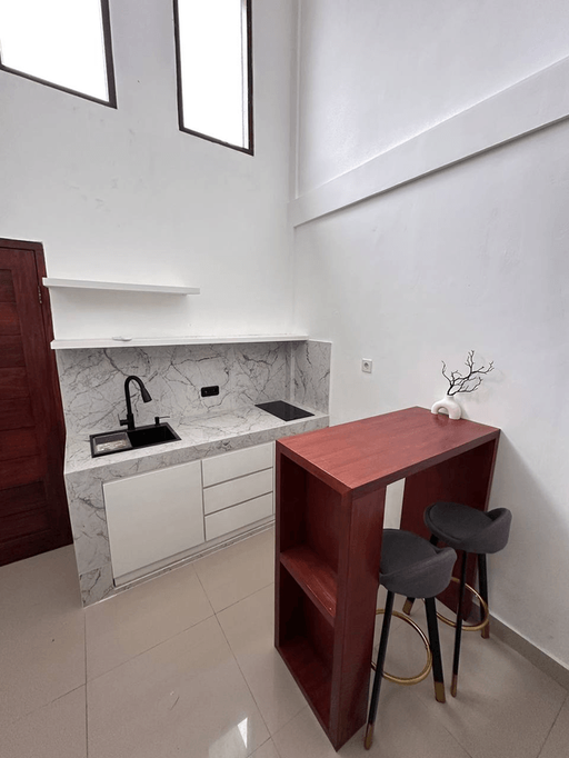 Новый светлый таунхаус 2BR в Буките — 2 этажа, свежий ремонт, рабочие места, новая мебель