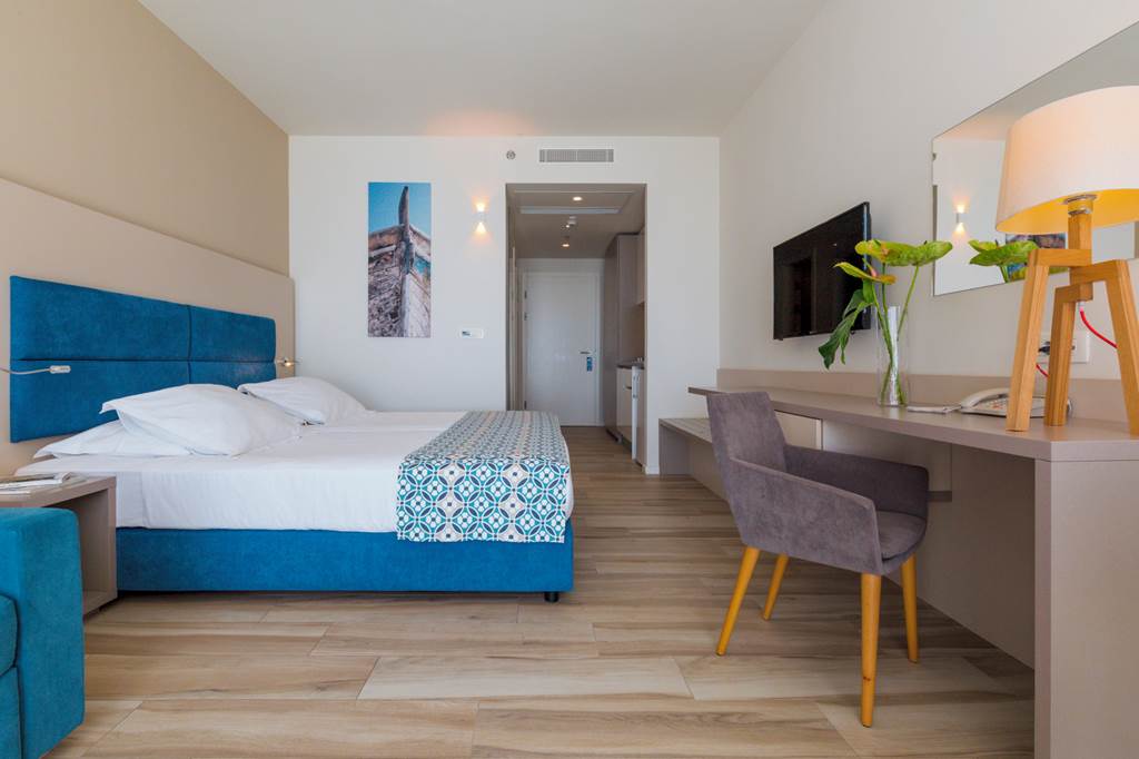 SPU_85054_Romana_Beach_Apartments_0323_14.jpg