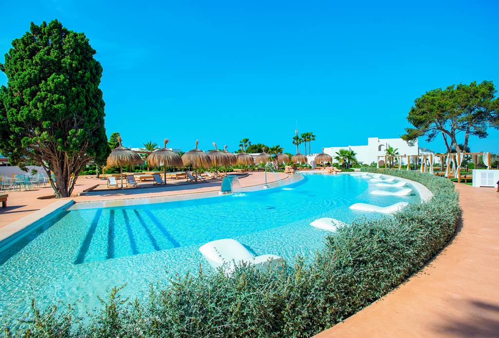 PMI_83357_Eques_Petit_Resort_0822_01.jpg