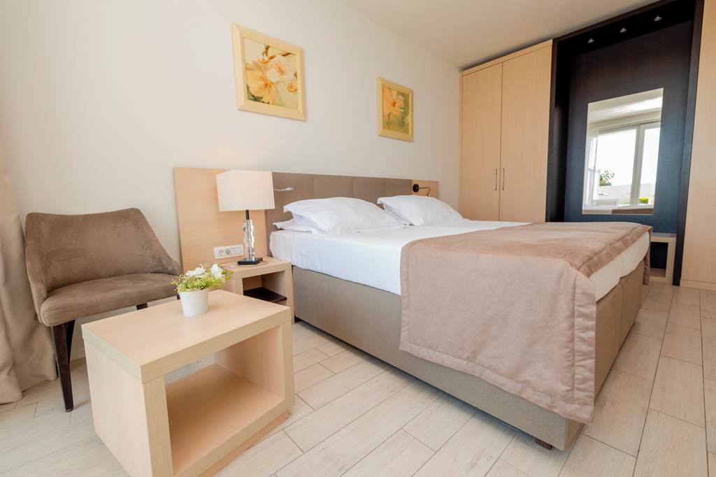 SPU_85054_Romana_Beach_Apartments_1223_09.jpg