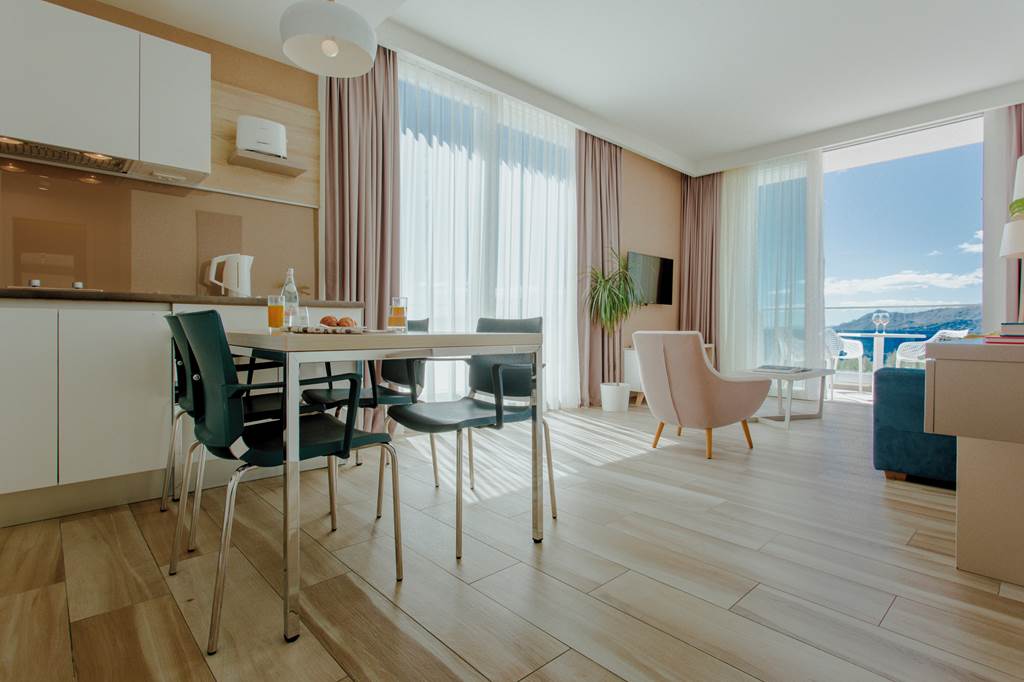 SPU_85054_Romana_Beach_Apartments_0323_22.jpg