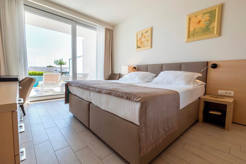 SPU_85054_Romana_Beach_Apartments_1223_14.jpg