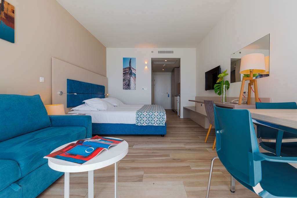 SPU_85054_Romana_Beach_Apartments_0323_19.jpg