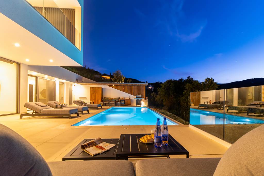 PVK_83903_Villa_Above_the_Blue_0622_04.jpg
