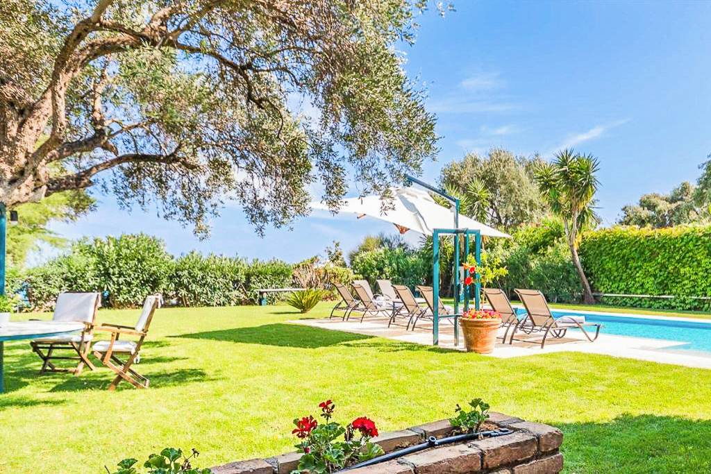 CFU_86777_Villa_Barbati_Beachfront_1223_04.jpg