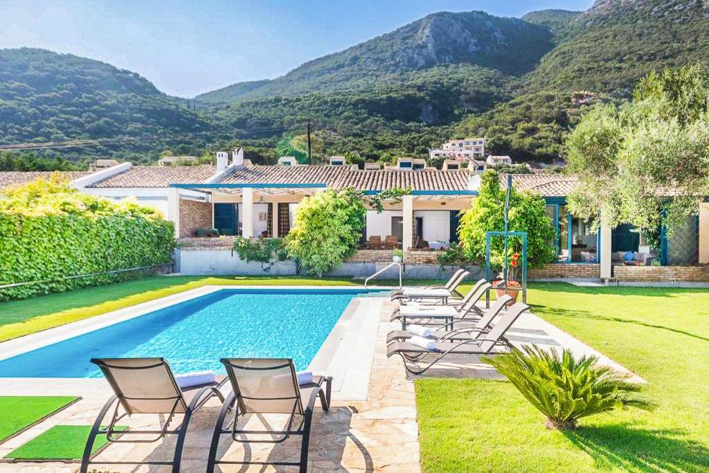CFU_86777_Villa_Barbati_Beachfront_1223_02.jpg