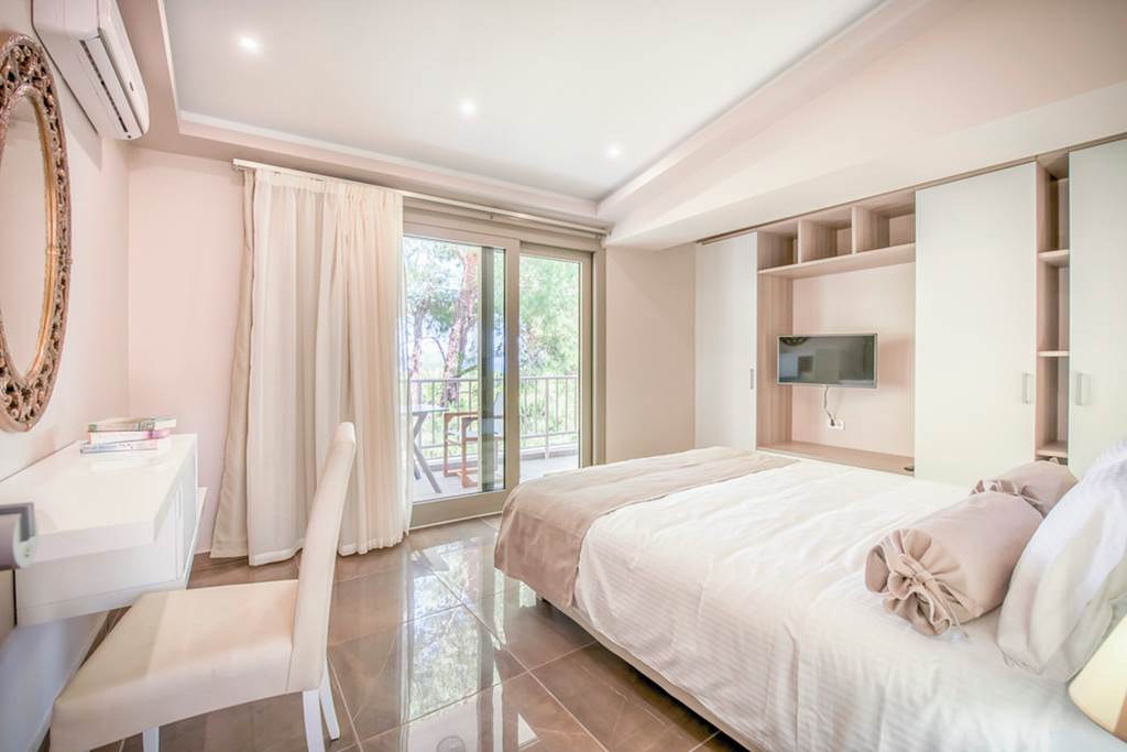ZTH_82622_Koukounaria_Hotel_and_Suites_0223_06.jpg
