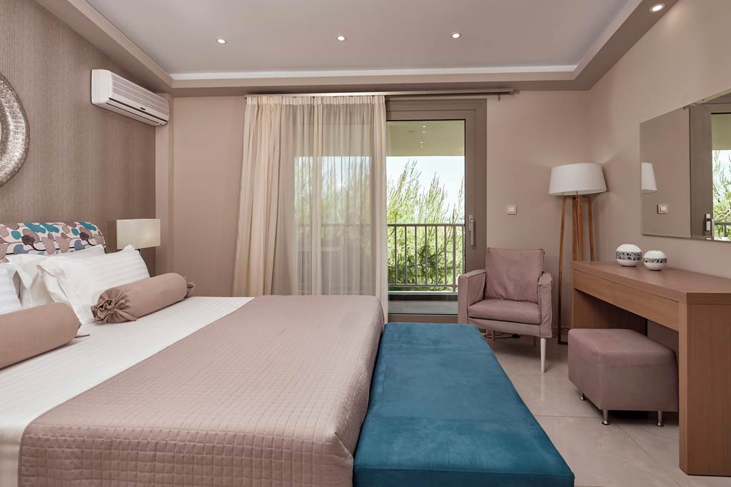 ZTH_82622_Koukounaria_Hotel_and_Suites_1220_03.jpg
