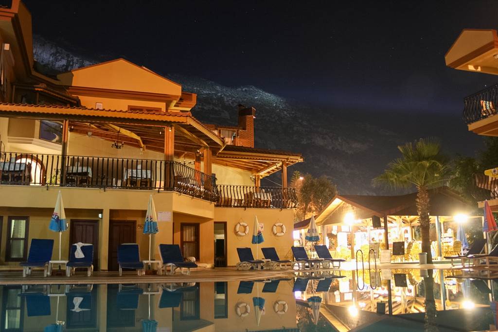 DLM_77328_Belcehan_Beach_Hotel_1117_02.jpg