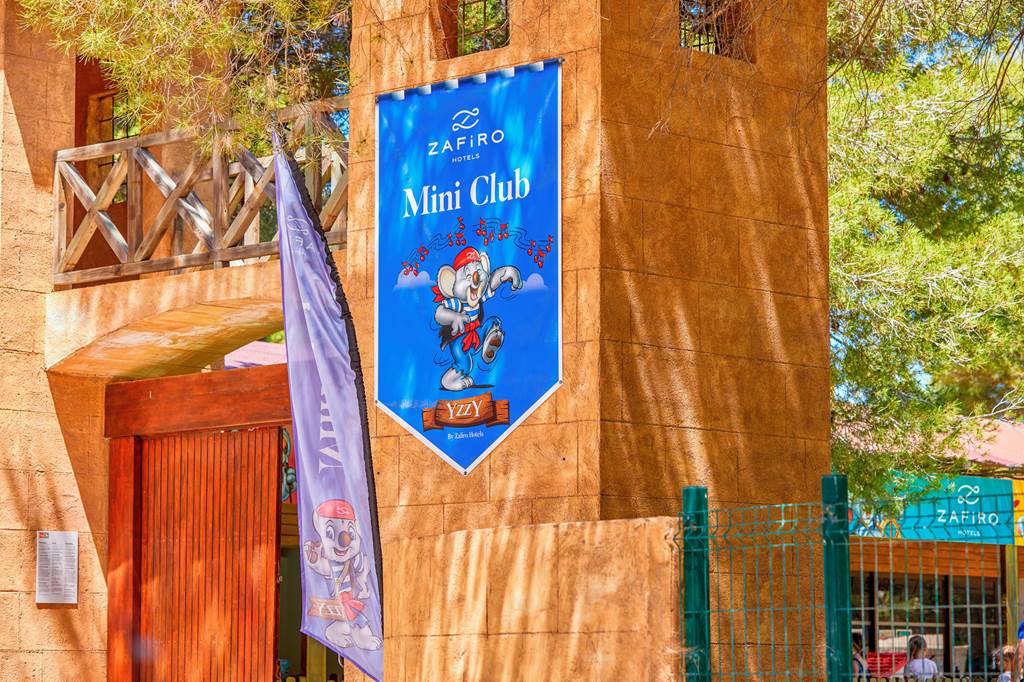 PMI_71510_Zafiro_Cala_Mesquida_and_Park_0623_02.jpg
