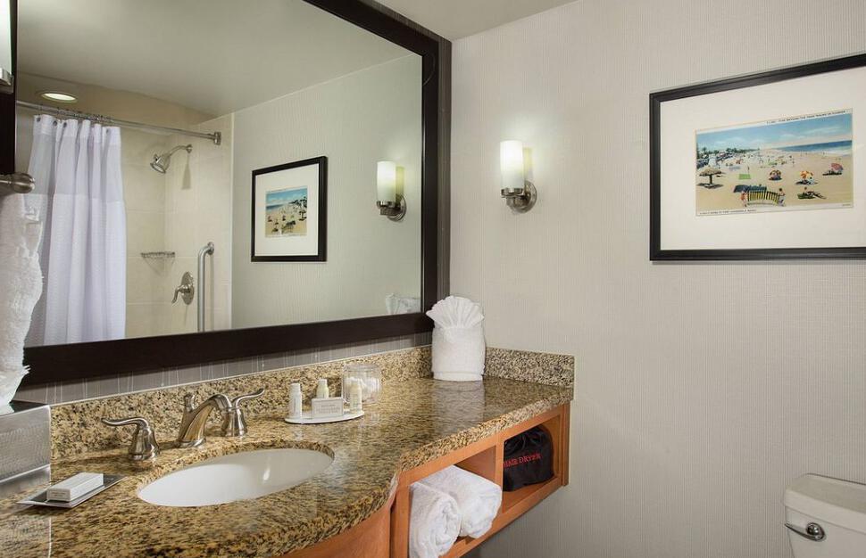 Courtyard-by-Marriott-FT.-Lauderdale-Beach-11.jpg