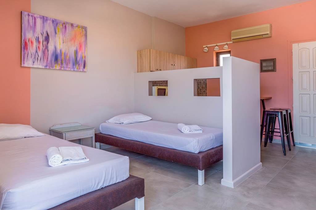 CHQ_80021_Nireas_Hotel_1224_02.jpg