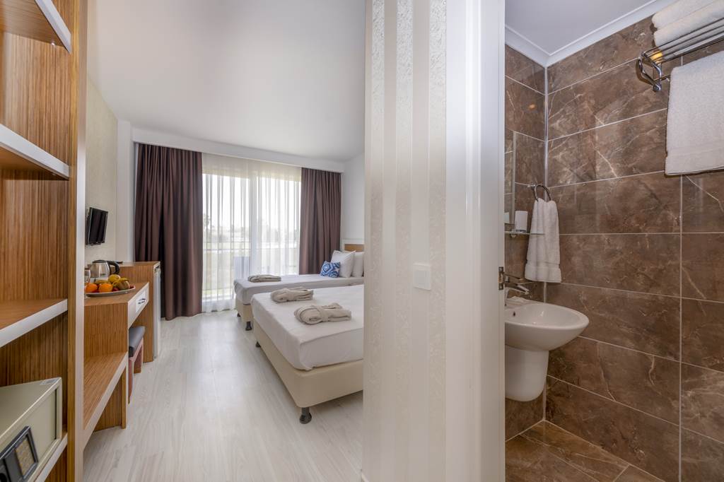 AYT_83886_A_Hotel_Side_0622_25.jpg
