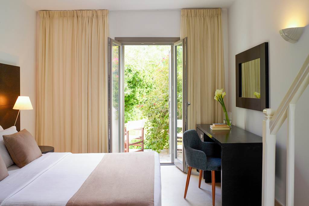 JTR_84113_9_Muses_Santorini_Resort_0822_16.jpg