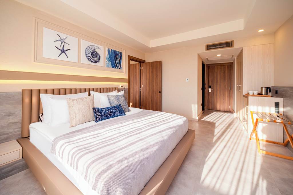 AYT_83315_Liu_Resorts_1222_02.jpg