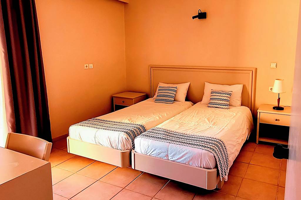 ZTH_80949_Alykanas_Village_0722_02.jpg