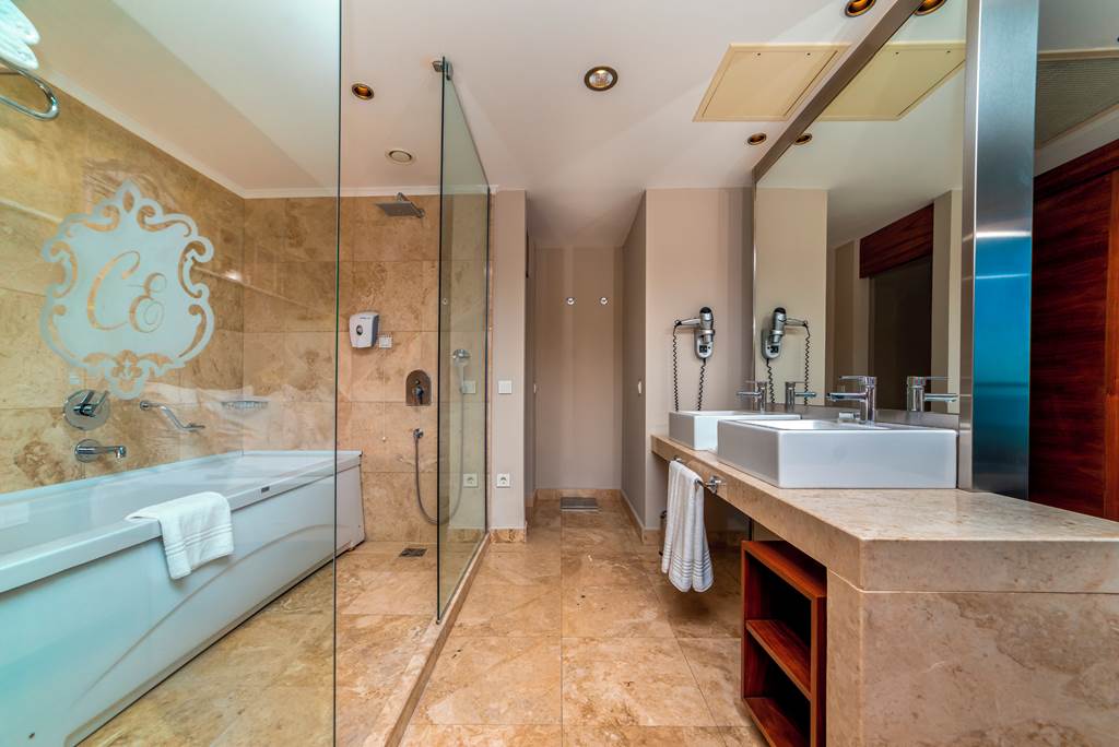 AYT_81270_Commodore_Elite_Suites_&_Spa_1220_18.jpg