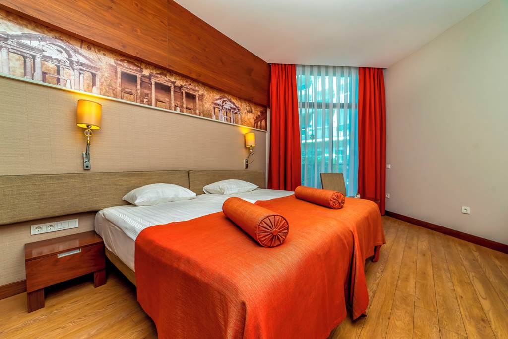 AYT_81270_Commodore_Elite_Suites_&_Spa_1220_02.jpg
