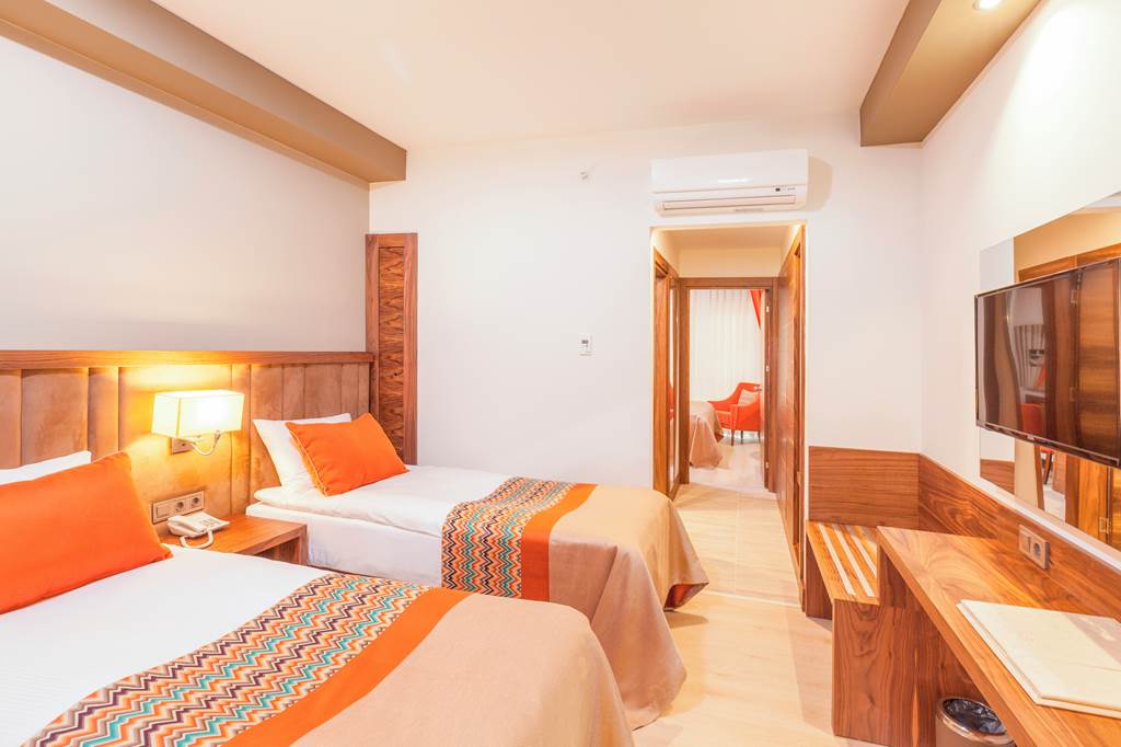 AYT_81260_Side_Royal_Palace_Hotel_&_Spa_1019_01.jpg