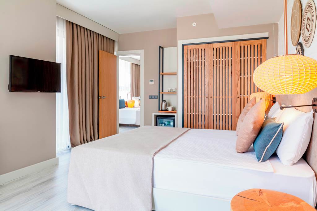 AYT_80766_Side_Royal_Luxury_Hotel_&_Spa_0819_05.jpg