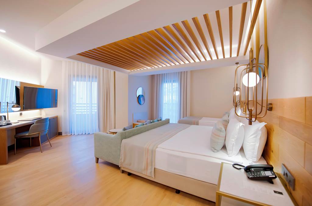 AYT_82838_Miramare_Beach_1221_01.jpg