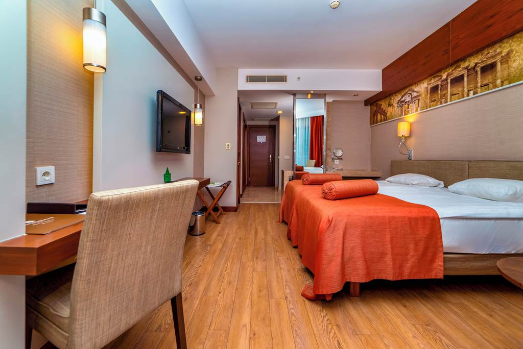 AYT_81270_Commodore_Elite_Suites_&_Spa_0122_04.jpg