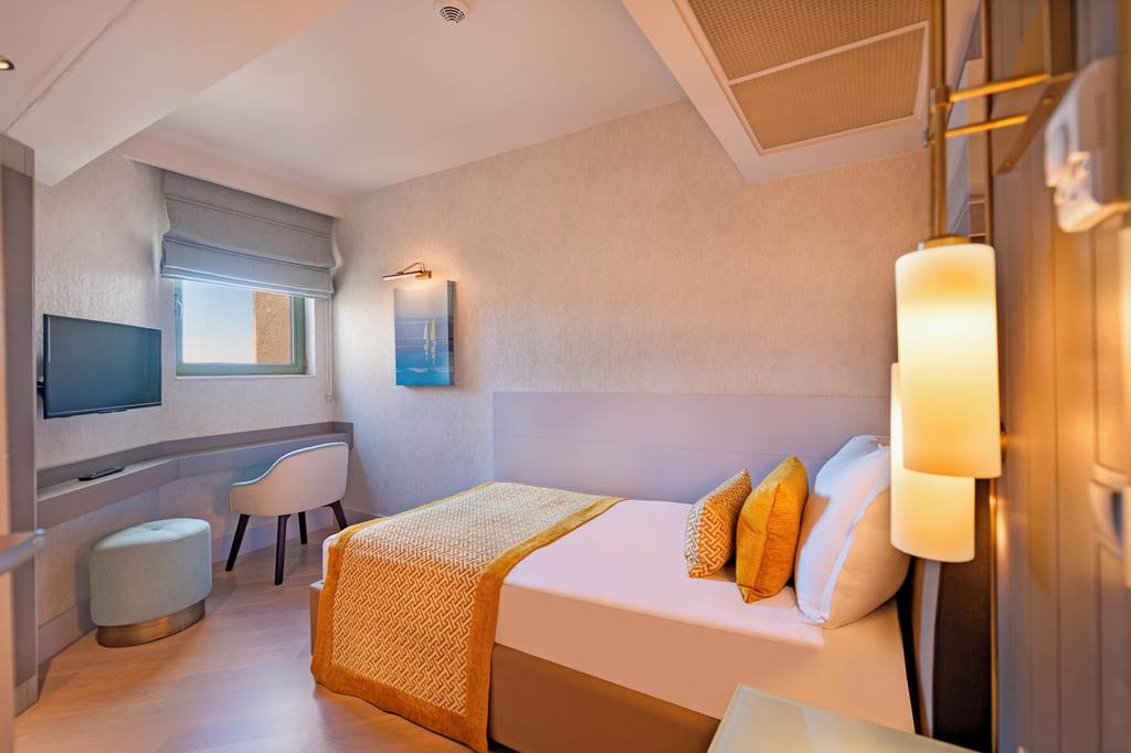 AYT_75817_Arum_Barut_Collection_1223_05.jpg
