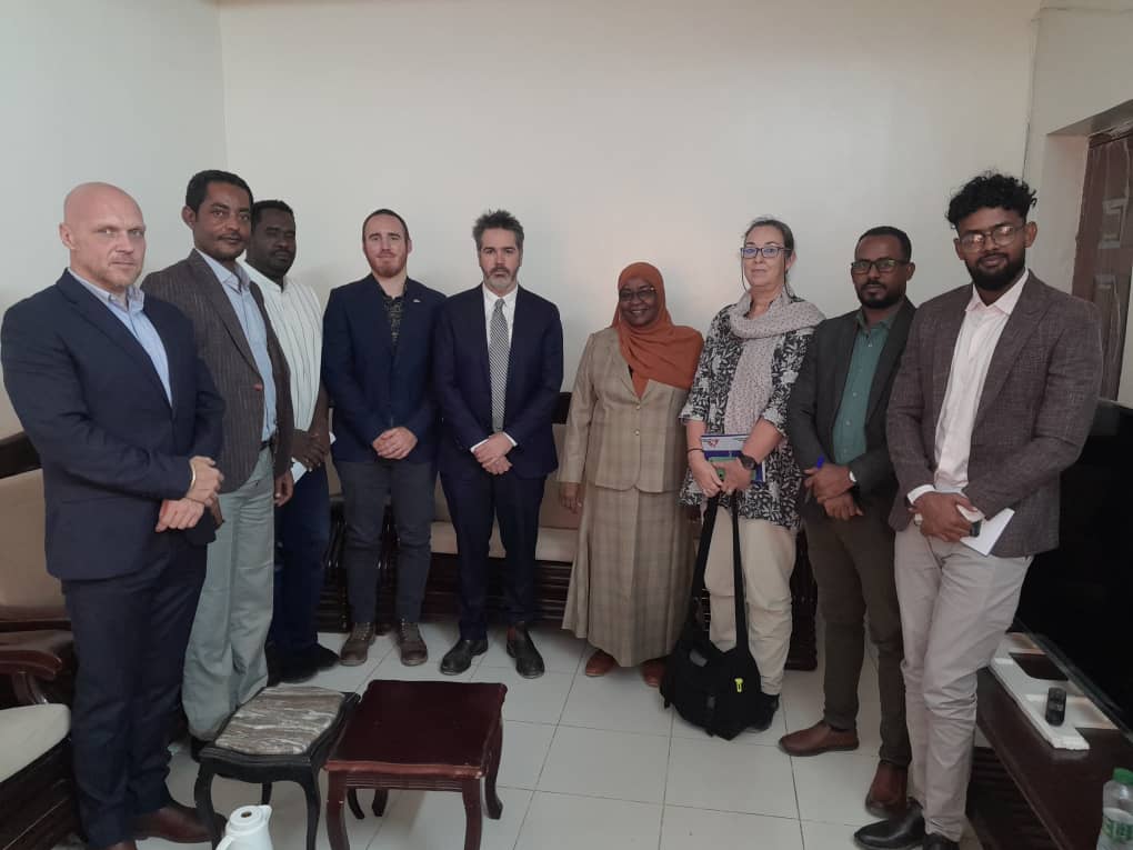سلوى بنية تجتمع ببعثة أطباء بلاحدود لتحديد الأولويات و متابعة عملها فى ولايات السودان . 
