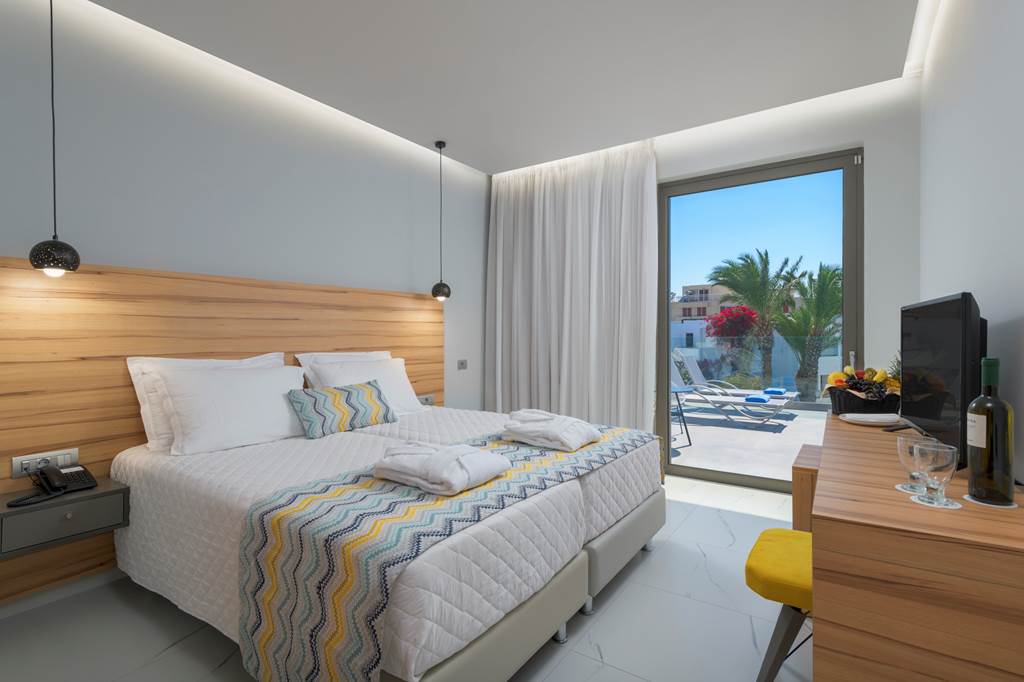 RHO_70128_avra_beach_0718_25.jpg