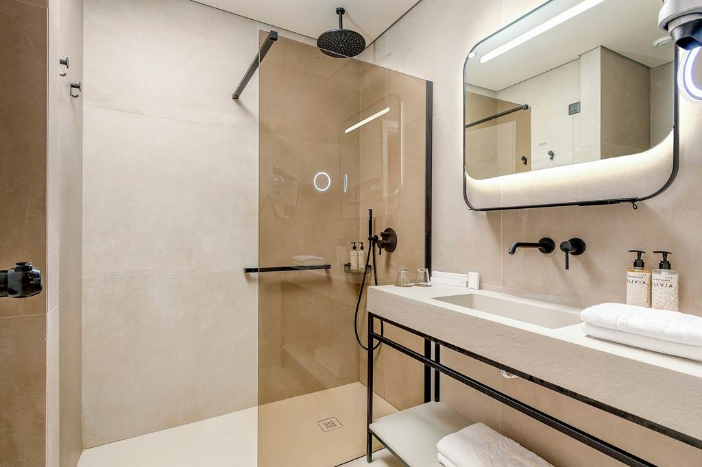 RHO_83378_Ixian_Grand_&_Al_Suites_0623_06.jpg