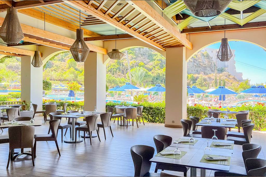 RHO_70905_Atrium_Platinum_Luxury_Resort_&_Spa_0424_22.jpg