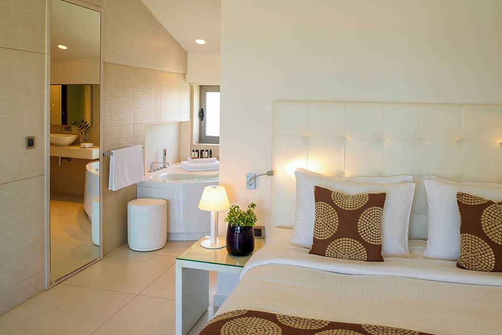 RHO_83378_Ixian_Grand_&_All_Suites_0324_02.jpg