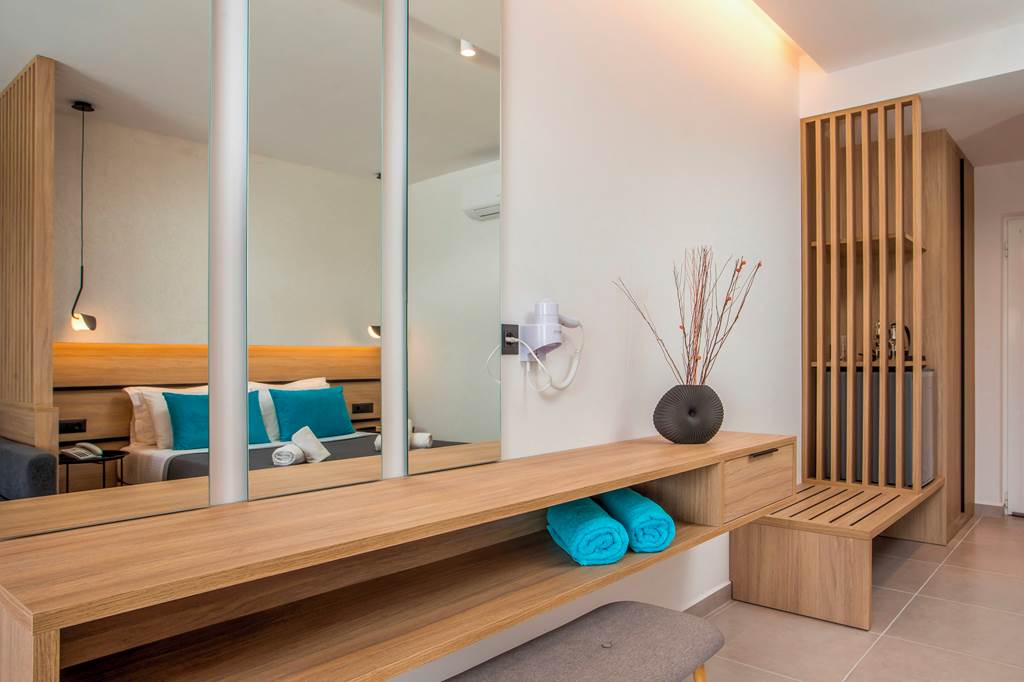 RHO_84017_Zoes_Hotel_and_Suites_0623_02.jpg