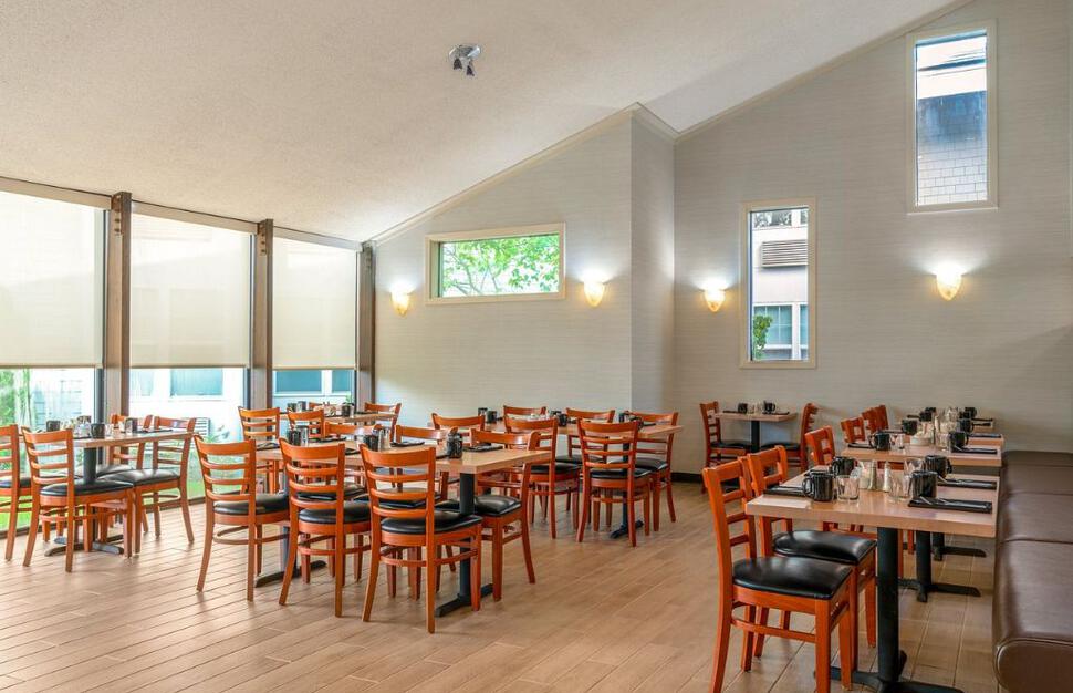 Holiday-Inn-Cape-Cod-Hyannis-an-IHG-Hotel-3.jpg